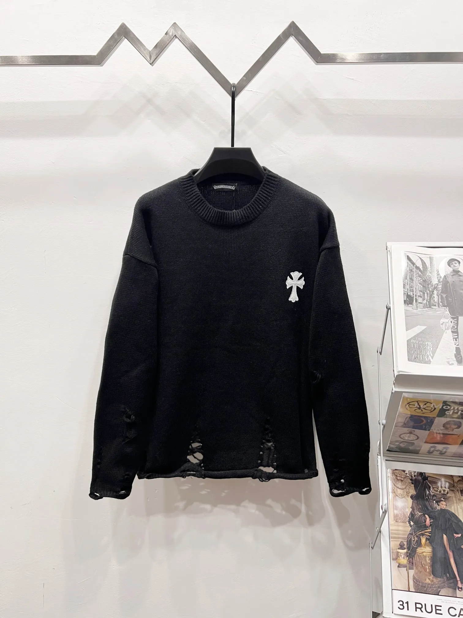 P240 High quality, model number: (Q062) Chrome Hearts CH Chrome Hearts patchwork cross hole knitted sweater pullover. The popular style is the same for men and women. It is matched with black and white. It looks good in real life. It looks good in daily wear. It is even more photogenic. It’s hard not to buy it. Buy it for me!!! Believe me, no one can refuse such a captain style Chrome Hearts jacket. It has expanded the version based on the old version and has a loose and stylish upper body. Casual design with an expanded hem. Fat people are extremely slim. Thin people have a limited height. Ten thousand yuan ZP printing. 1:1 perfect restoration. Looks good when worn alone. Can be easily controlled by both men and women. If you care more about quality, you must also respect the price. It is completely different from the thin transparent bottoms on the market that pill when worn. If the style makes you shine at a glance, then quality is what you should pay more attention to. We focus on quality rather than price. Customers who have received my products all know it. ️️️ Sweaters on the market are generally made of bract core yarn. We use modal. The advantages over core-spun yarn are very intuitive: high cost, high price, high density, relatively expensive for developers, and let us make a lot less money. In addition, it is delicate, has no scum on the upper body, resists pilling, and is high-end. We are conscientious sellers and do not use core-spun yarn. Apart from being cheap, core-spun yarn is really useless. It shrinks, pills, hooks, and makes people pierced. He is proficient in everything. It is 2024. Who doesn’t want to look decent when they go out? Quality determines the upper body effect. No matter how bad the quality, the best style is still the temperament of the urban-rural fringe. We only do long-term business. Quality determines character. Take it back and wear it with confidence and wash it. The quality of the pattern will definitely make your eyes shine. We only make the right version of high quality. We make high-end hard goods. Reject junk goods and reject fast food. Conscientious quality and conscientious price. You deserve it!  Color: Black White Gray Red Size: S M L